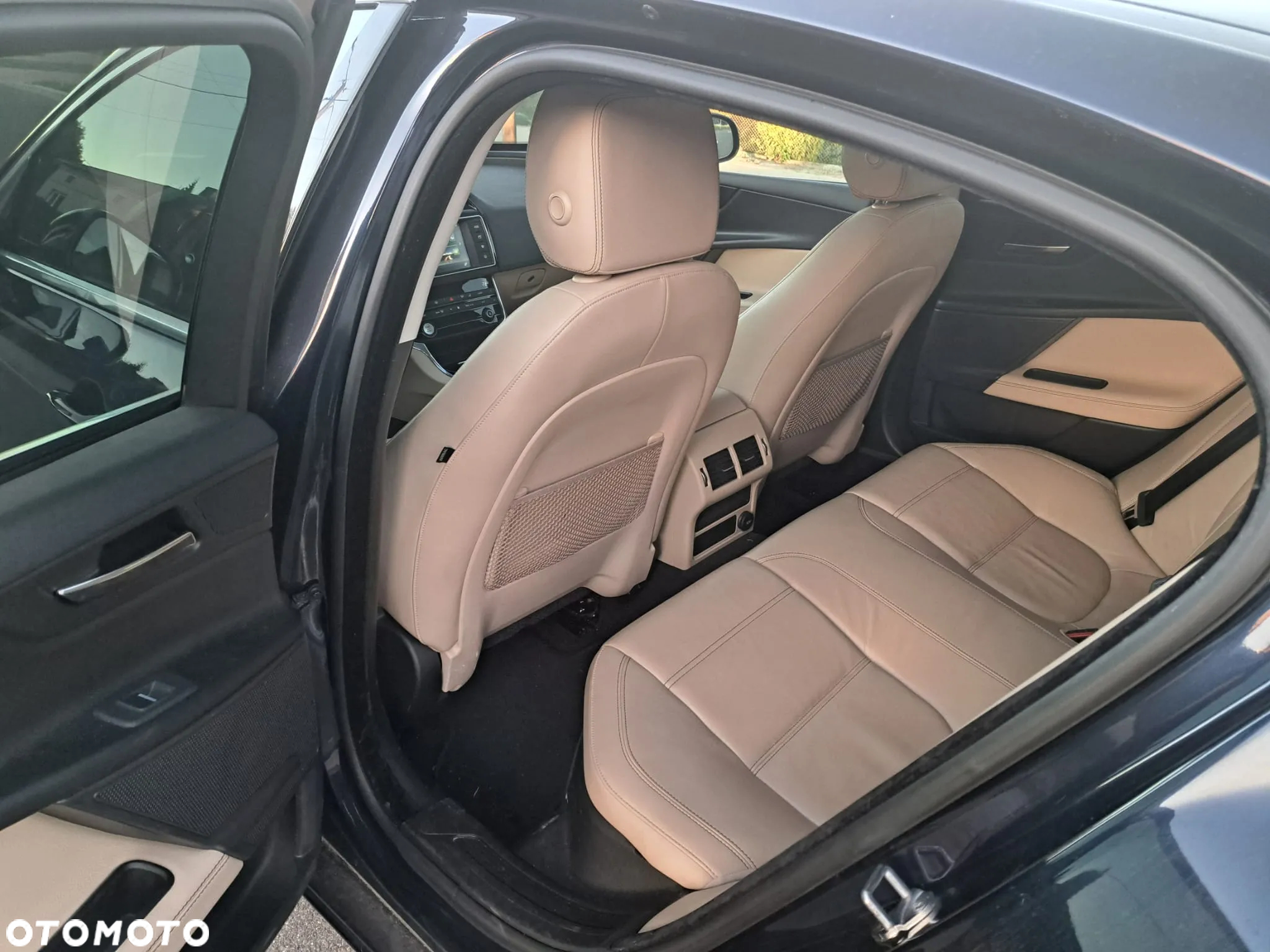 Jaguar XE 2.0 D Prestige - 8
