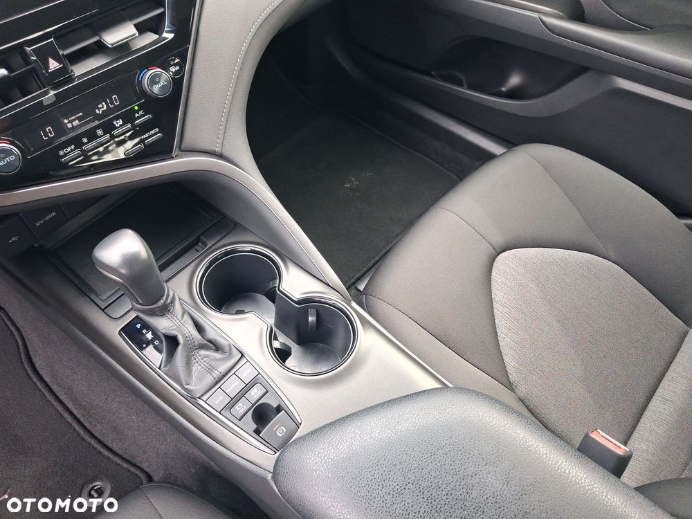 Toyota Camry 2.5 Hybrid Comfort CVT - 24