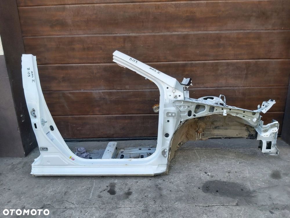 Toyota Auris II próg słupek prawy A B bok ćwiartka - 1