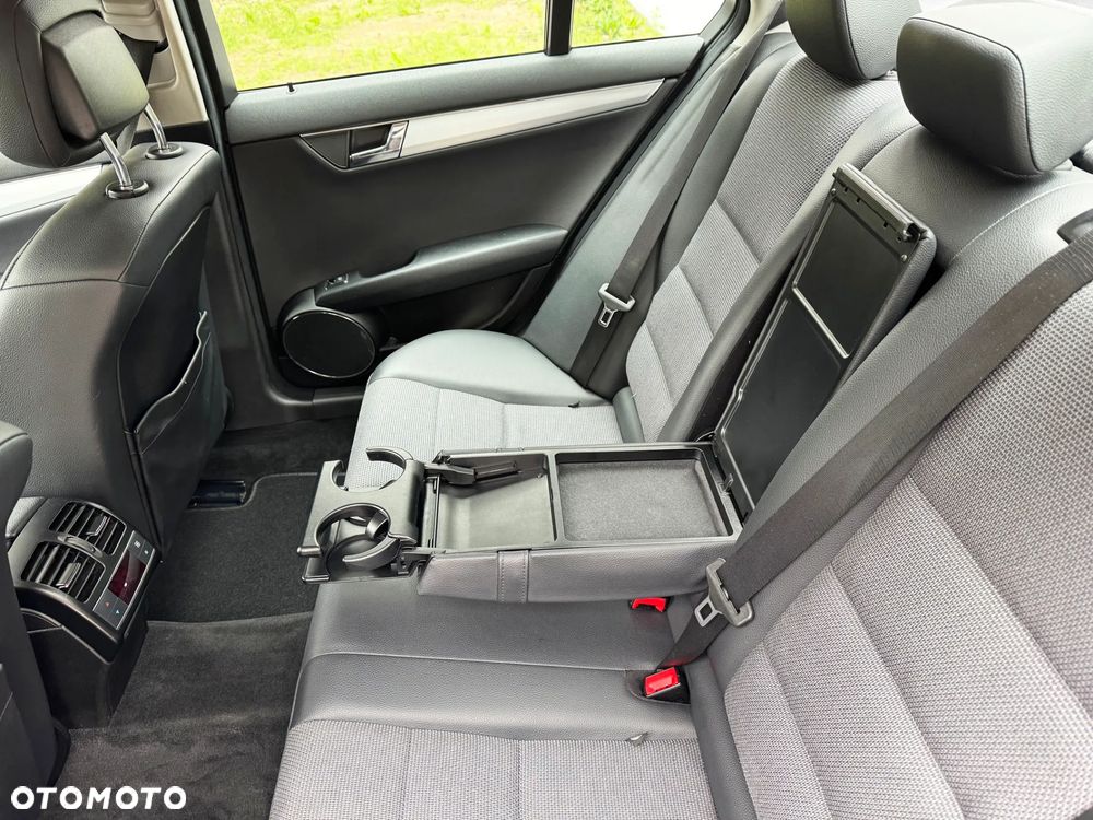 Mercedes-Benz Klasa C 250 CGI Automatik BlueEFFICIENCY Avantgarde - 32