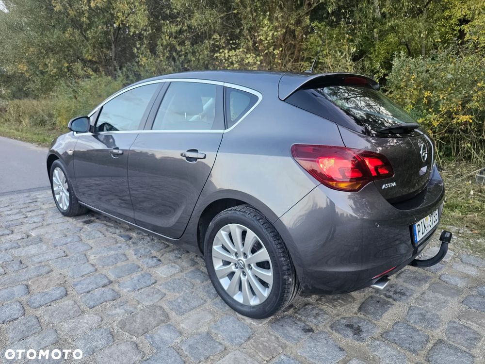 Opel Astra 2010 photo 4