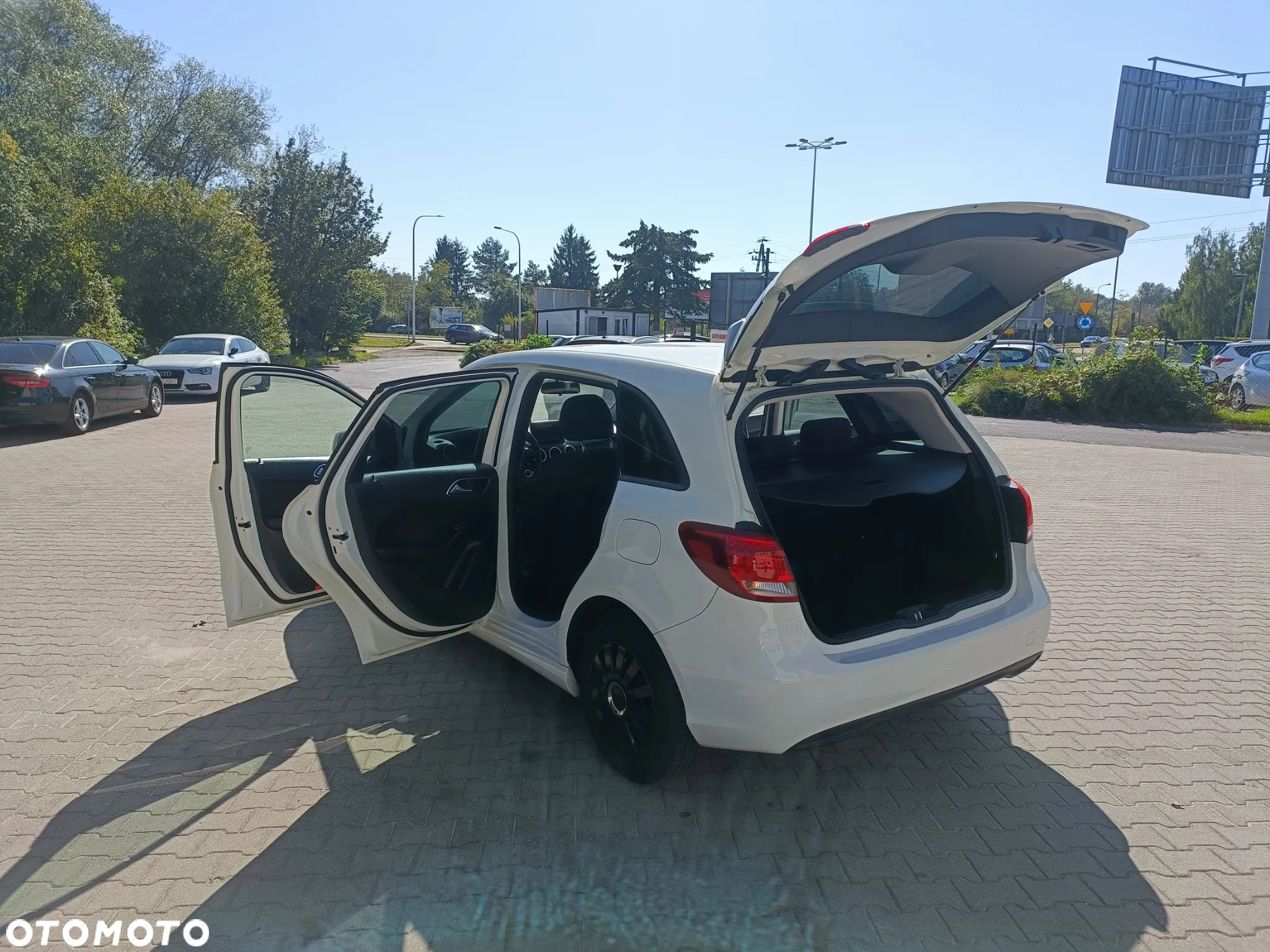 Mercedes-Benz Klasa B 180 Edition - 20