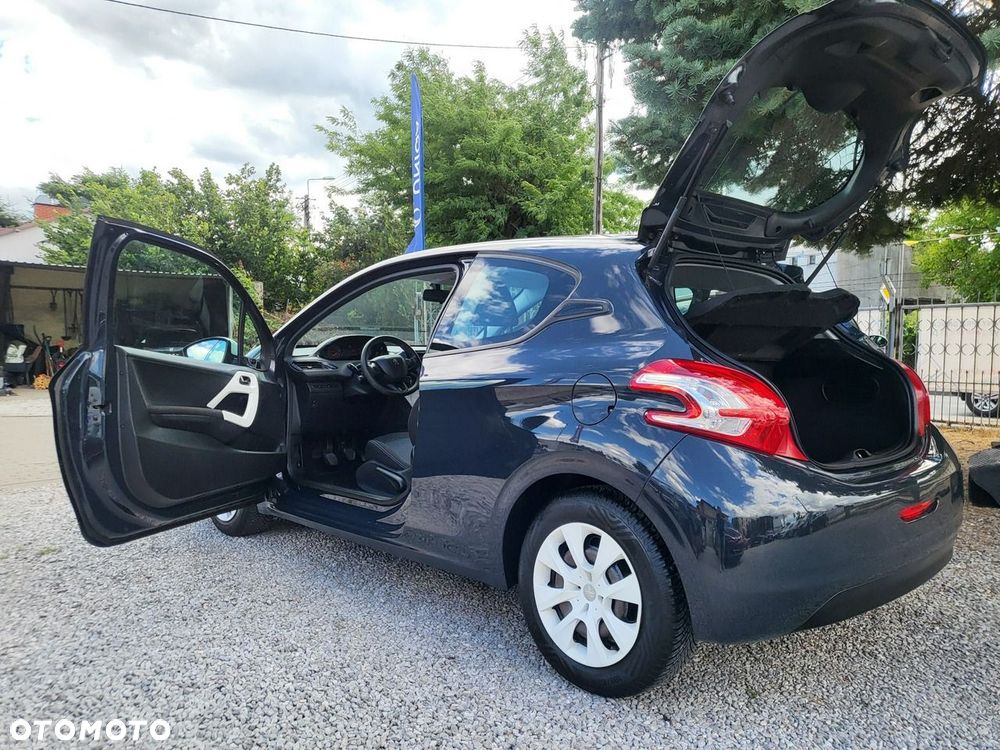 Peugeot 208 - 8