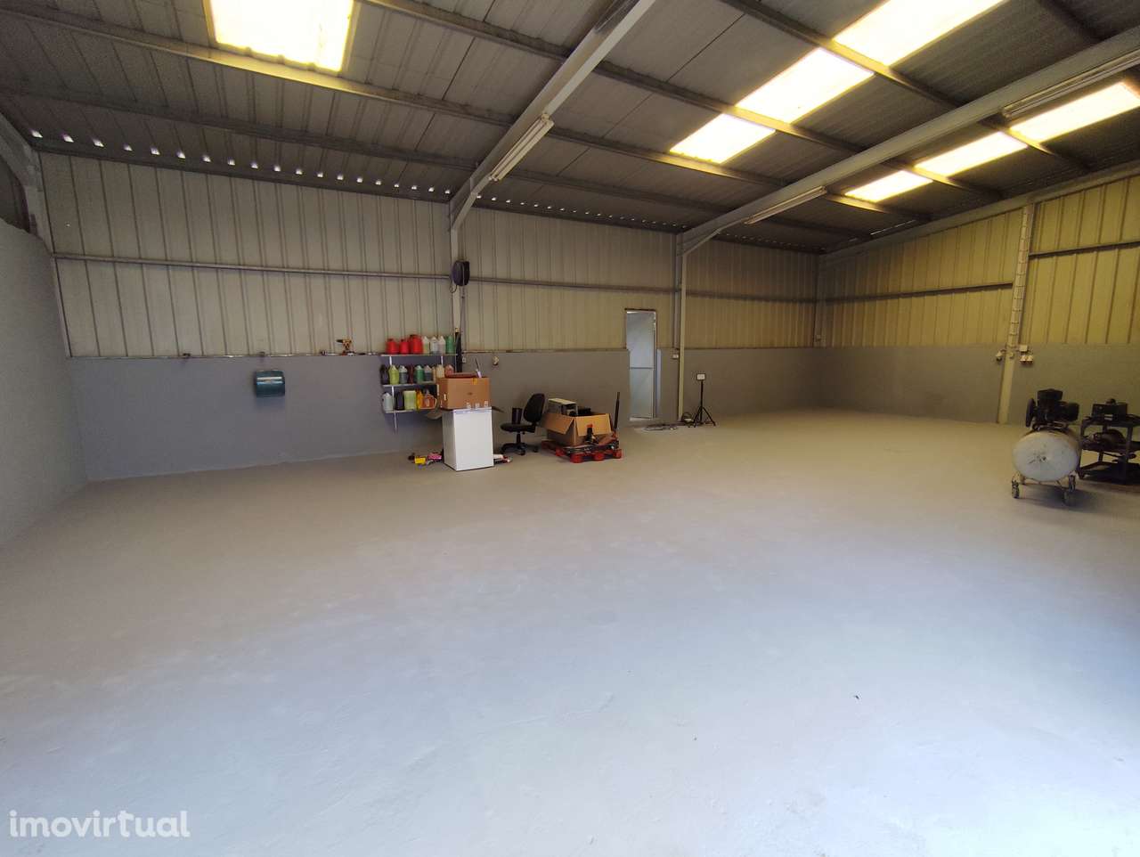 Armazém com 240 m² | Pé-direito 5m | Condomínio fechado - Grande imagem: 2/4