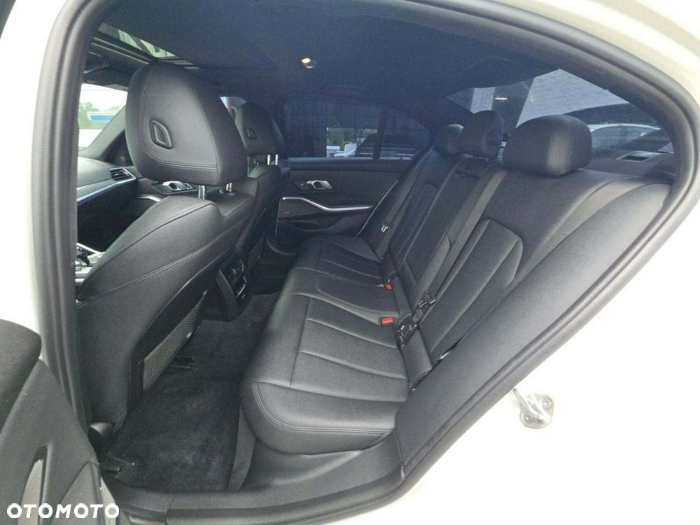 BMW Seria 3 330i M Sport - 10