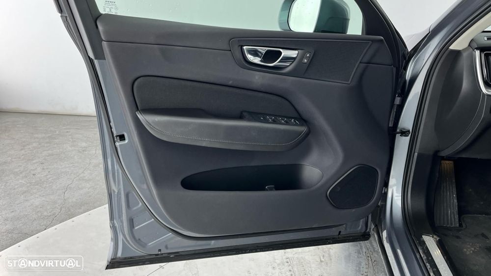 Volvo XC 60 2.0 T8 PHEV Momentum Plus AWD - 19