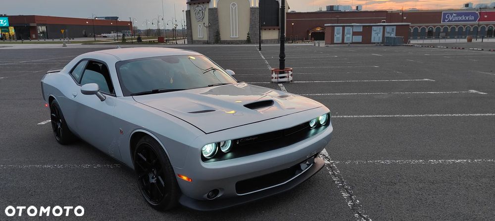 Dodge Challenger - 32