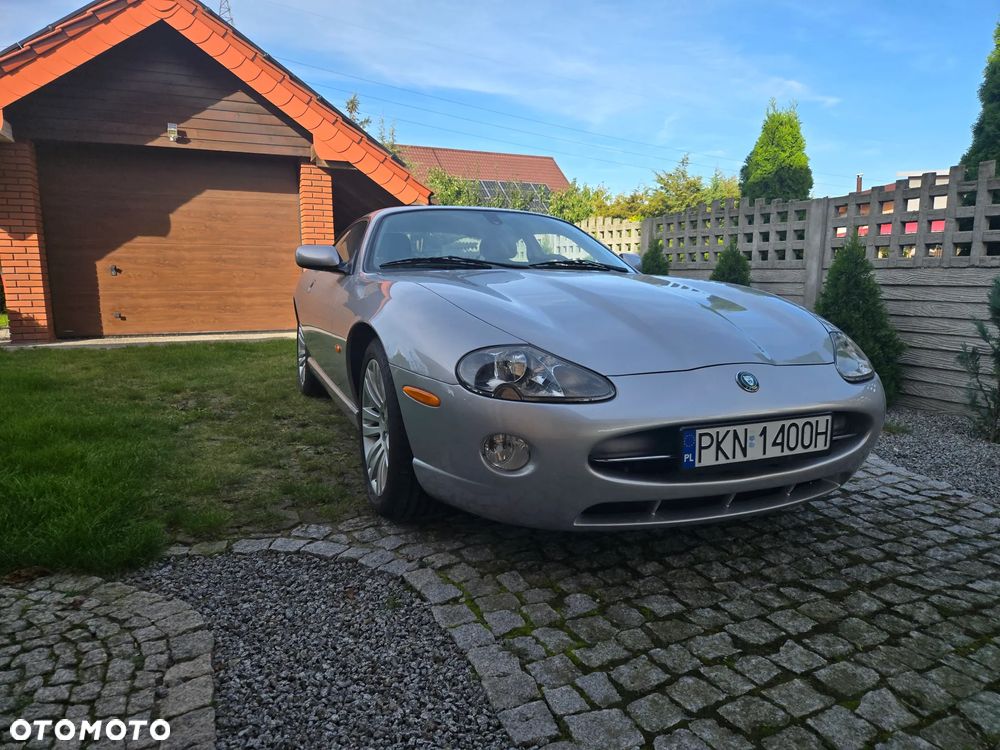 Jaguar XK8 Coupe - 1