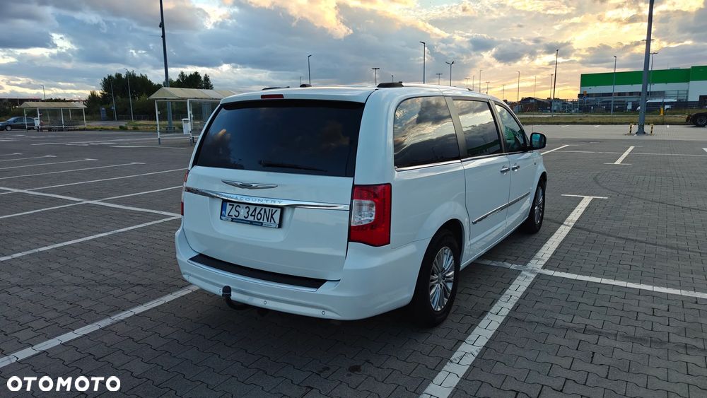 Chrysler Town & Country - 7