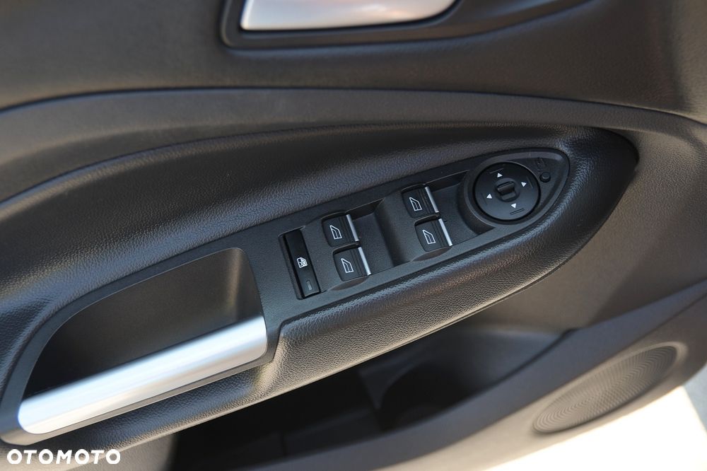 Ford Kuga 2.0 TDCi 2x4 Titanium - 23