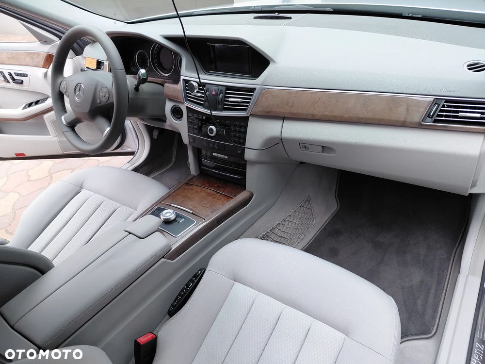 Mercedes-Benz Klasa E 300 CDI DPF BlueEFFICIENCY 7G-TRONIC Elegance - 18