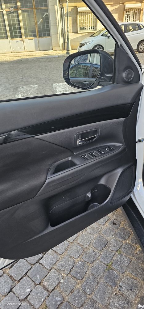 Mitsubishi Outlander 2.0 Kaiteki CVT - 14