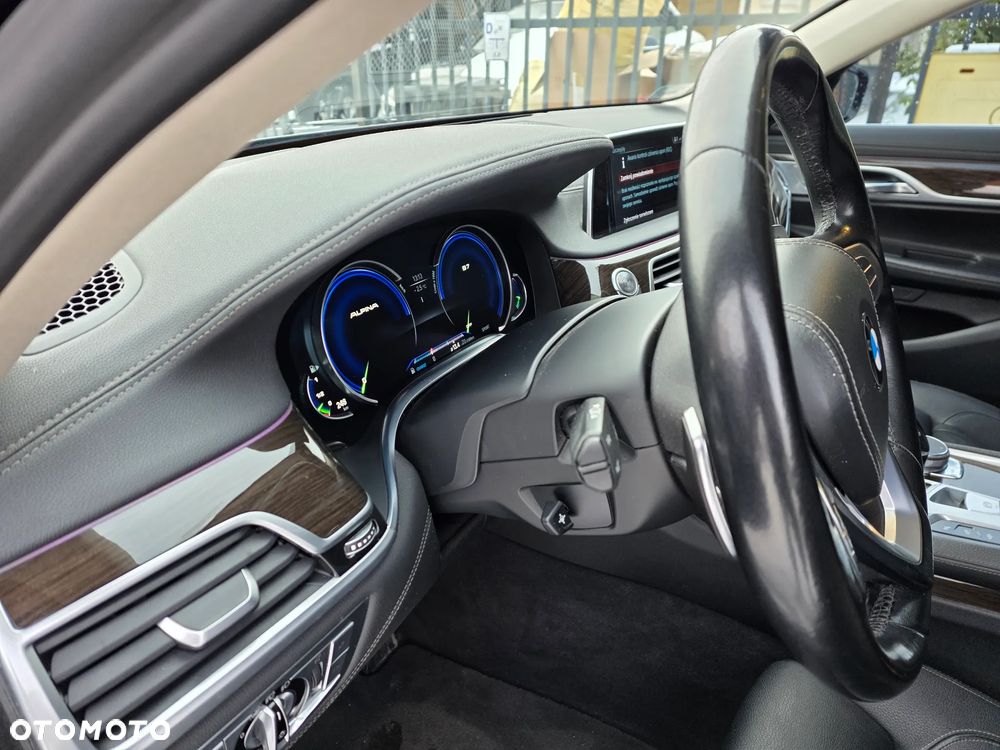BMW Seria 7 740Li - 37