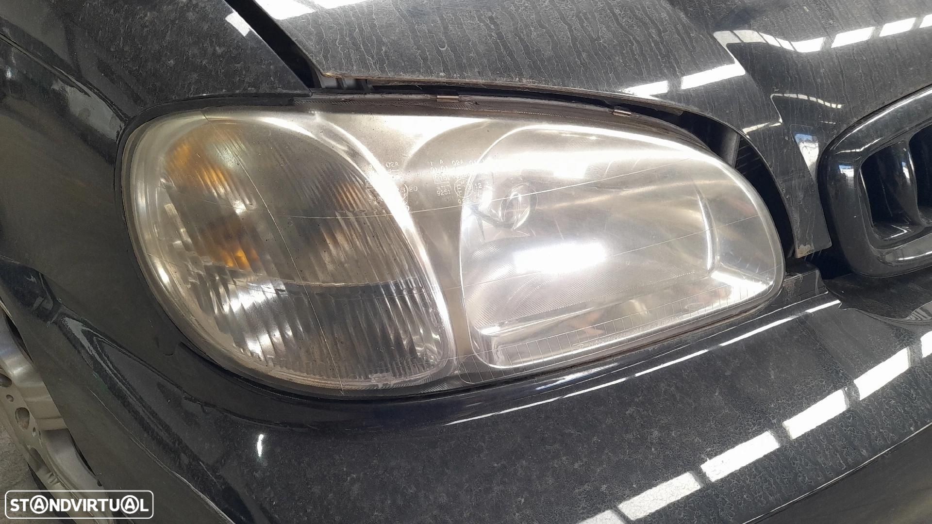 Ótica / farol direita KIA Carnival II (GQ) - 2