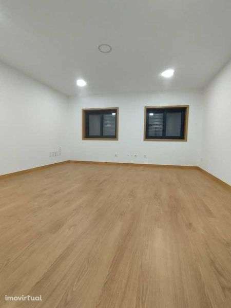 Moradia T2+1 totalmente reconstruída | 130m² | Garagem e duas entradas - Grande imagem: 2/8