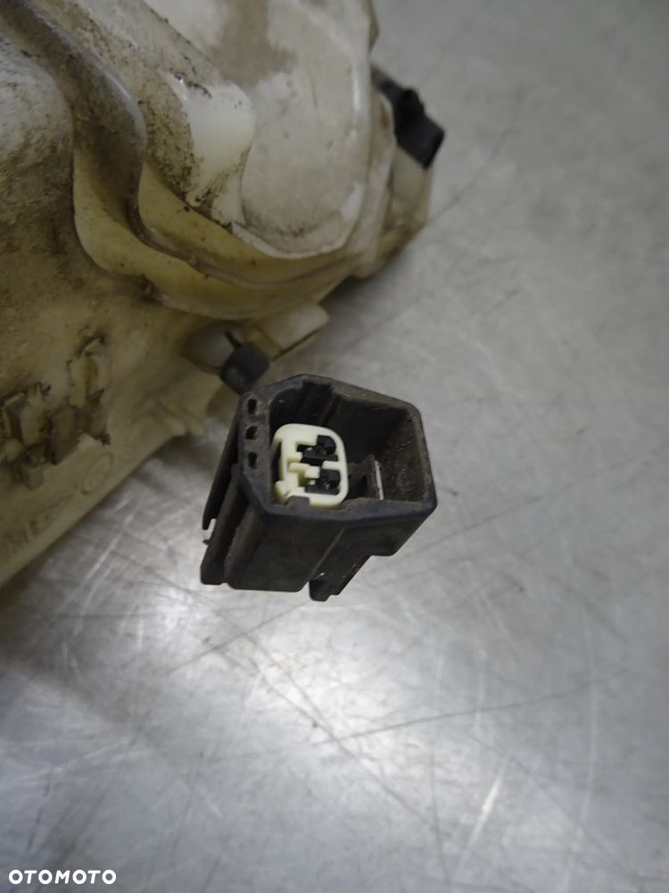 VOLVO S60 LIFT 2.4B ZBIORNICZEK PŁYNU DO SPRYSKIWACZY - 6