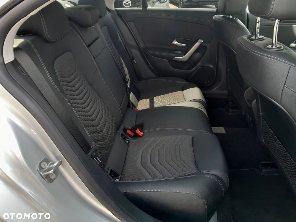 Mercedes-Benz CLA 180 Progressive 7G-DCT - 18