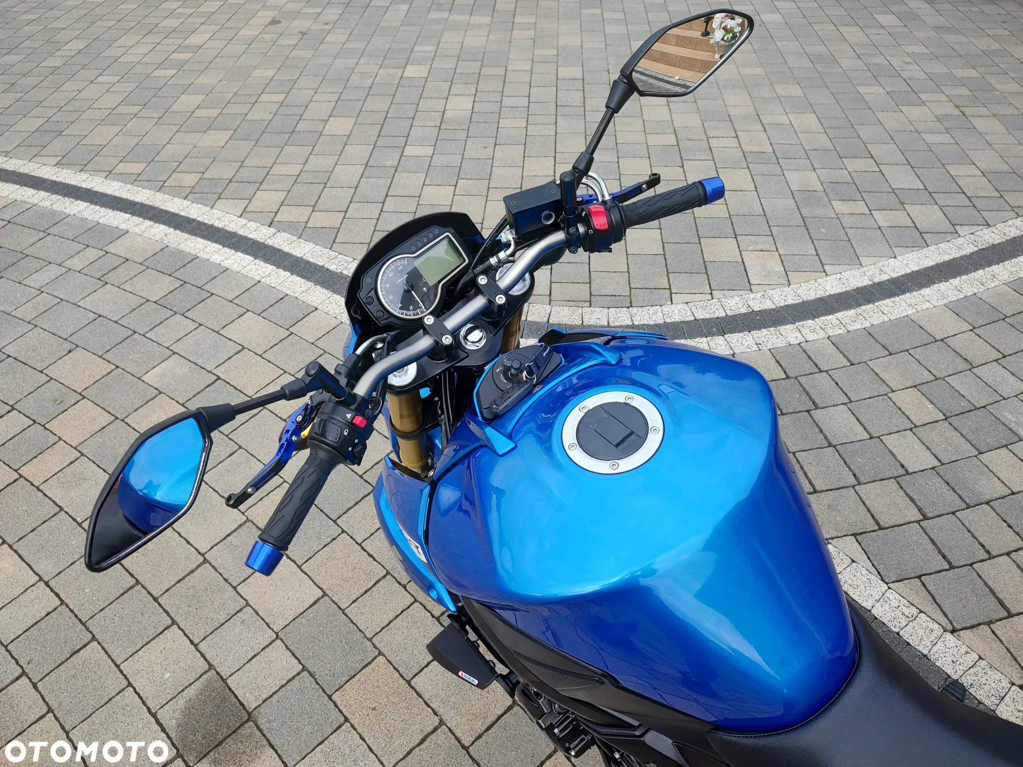 Suzuki GSR - 12