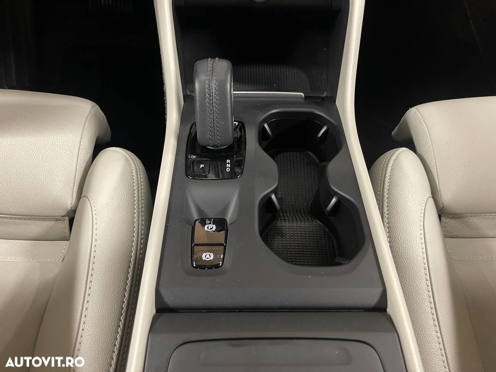 Volvo XC 40 B4 AT8 AWD Mild Hybrid Momentum Pro - 22