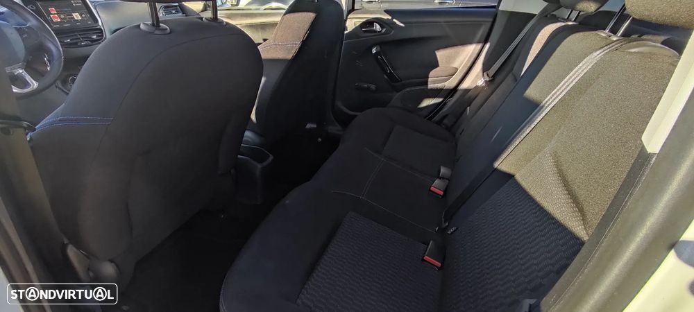 Peugeot 208 1.2 PureTech Signature - 6