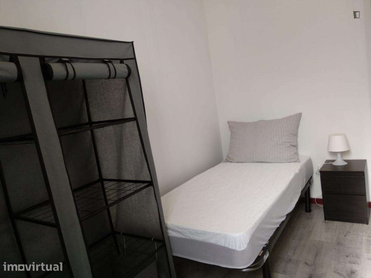 Quarto - localizado em Paranhos Porto - Grande imagem: 2/18