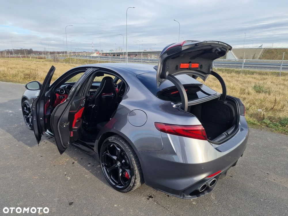 Alfa Romeo Giulia 2.9 V6 Bi-Turbo AT8 Quadrifoglio - 38