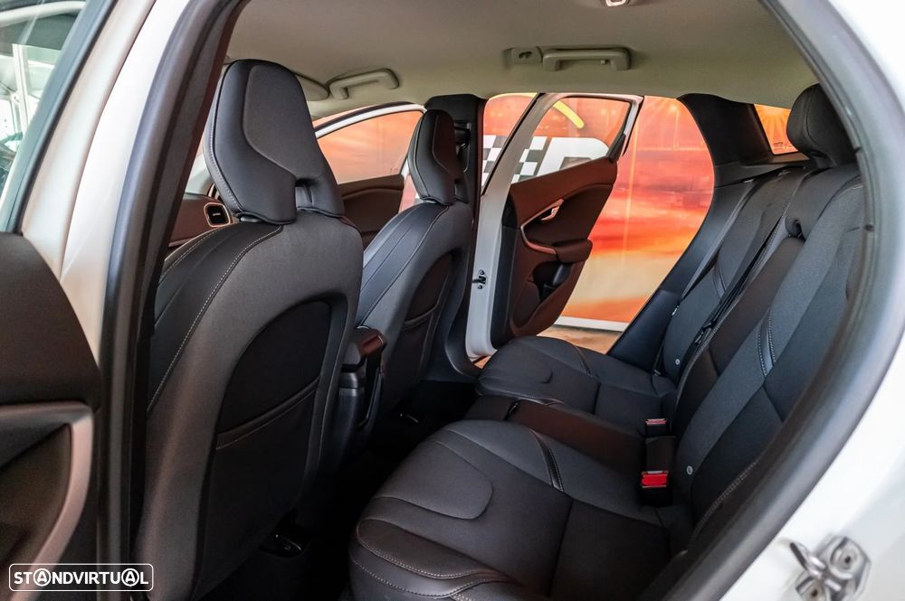Volvo V40 Cross Country 2.0 D3 Plus - 19