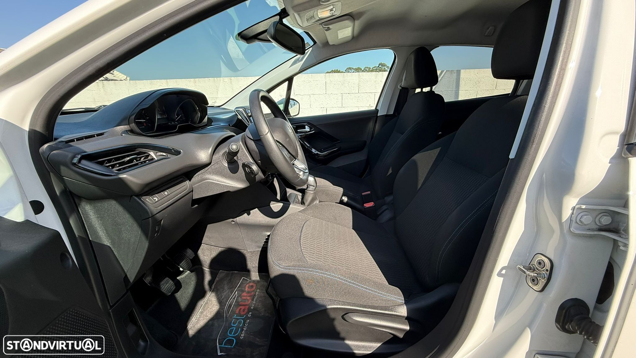 Peugeot 208 1.2 PureTech Signature - 17