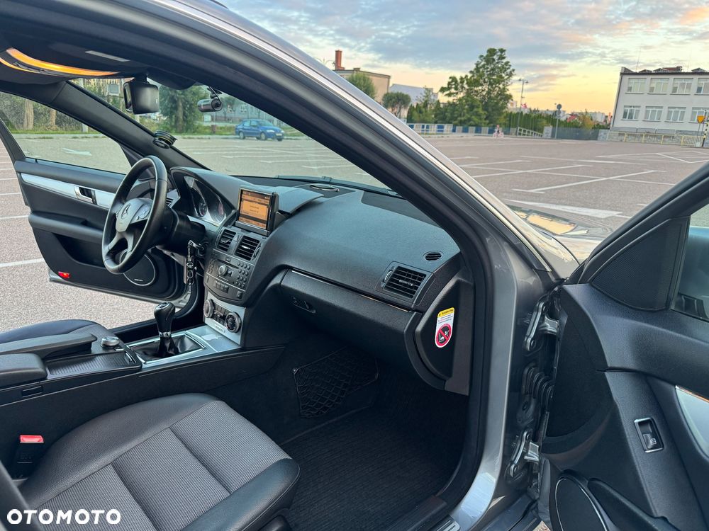 Mercedes-Benz Klasa C 200 CGI BlueEff Avantgarde - 12