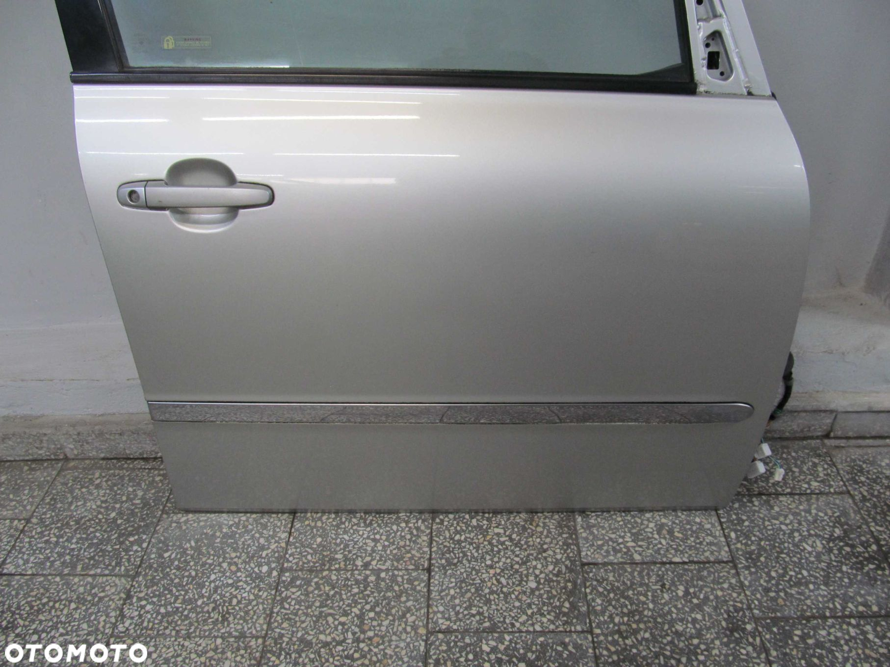 TOYOTA AVENSIS VERSO DRZWI PRAWY PRZOD KPL 1C0 01-06 - 2