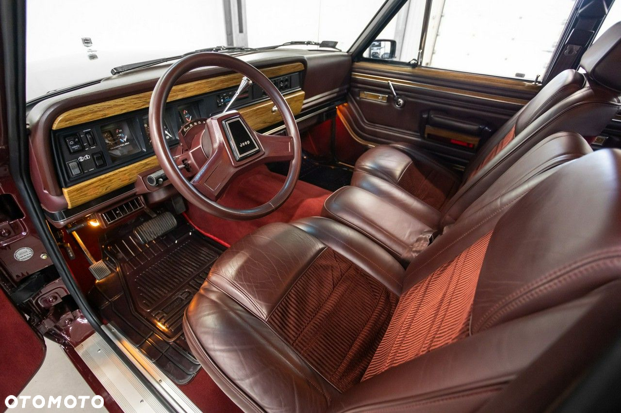 Jeep Wagoneer - 25