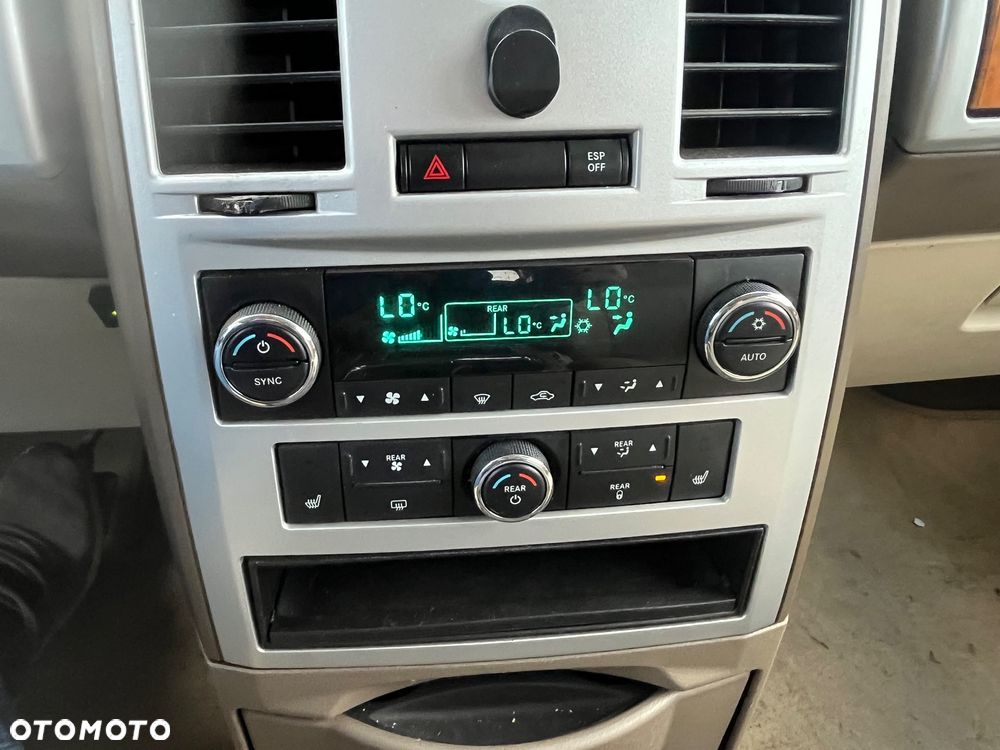 Chrysler Town & Country - 23