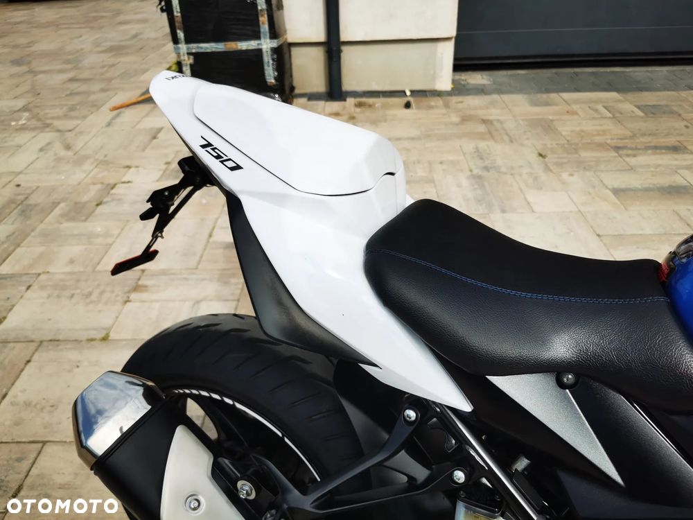 Suzuki GSR - 21