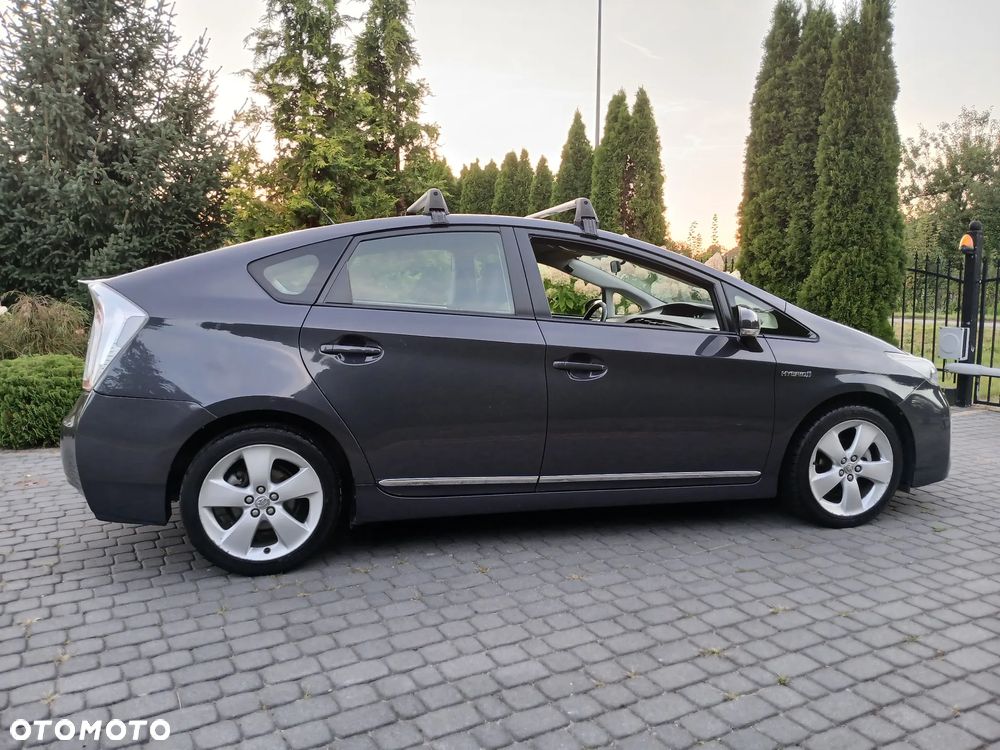 Toyota Prius (Hybrid) Executive - 14