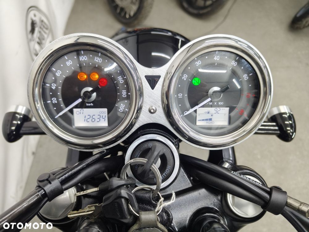 Triumph Bonneville - 15