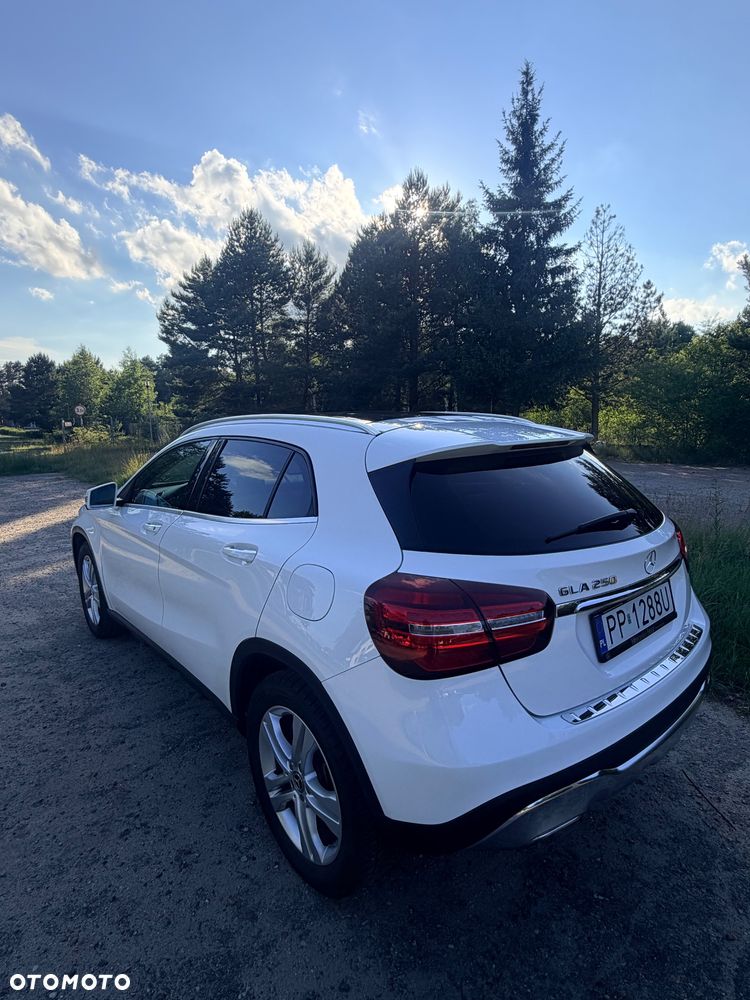 Mercedes-Benz GLA 250 4Matic 7G-DCT - 3