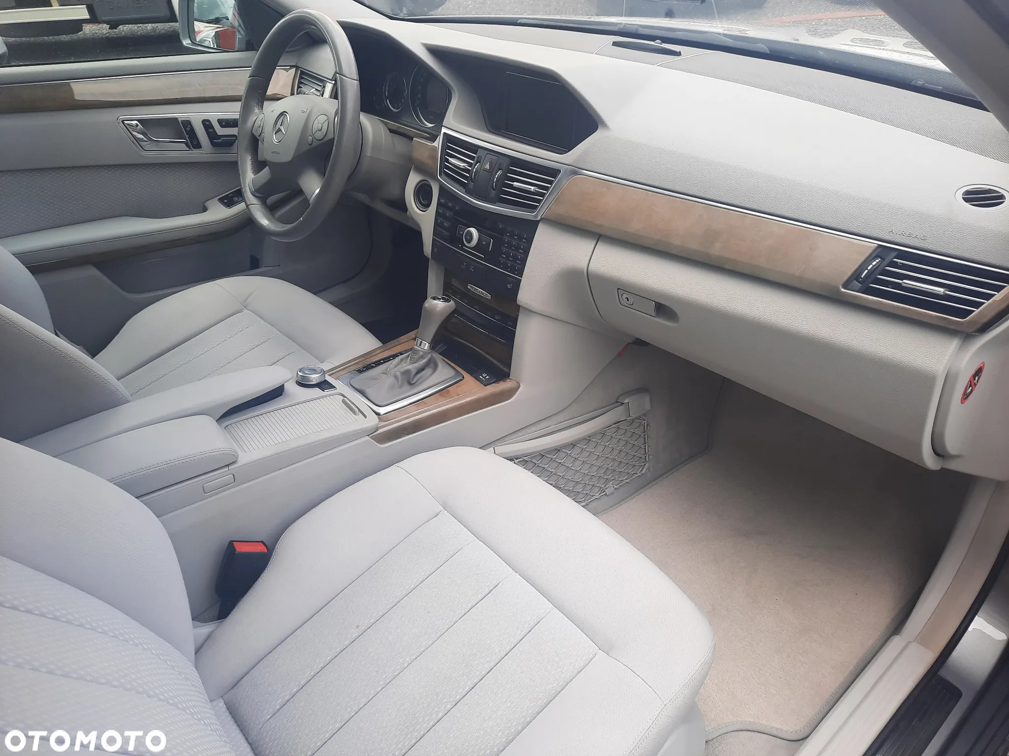 Mercedes-Benz Klasa E 250 T CGI BlueEFFICIENCY 7G-TRONIC - 34