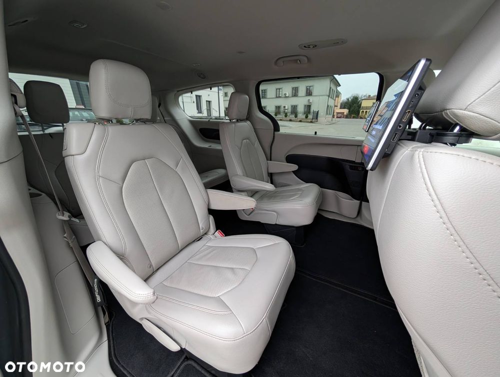 Chrysler Pacifica - 12