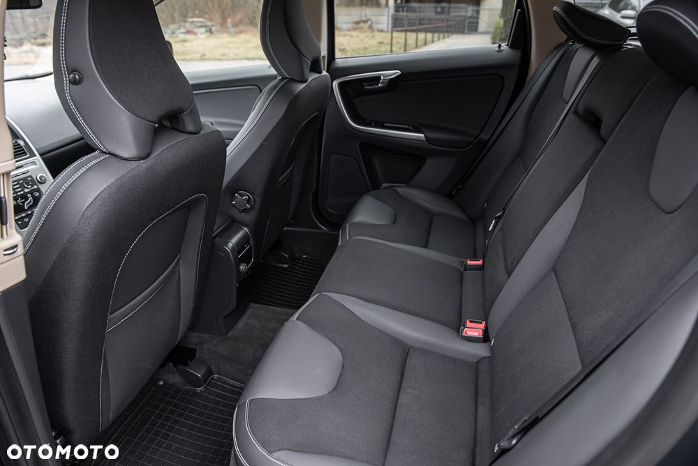 Volvo XC 60 2.4D AWD RDesign - 22