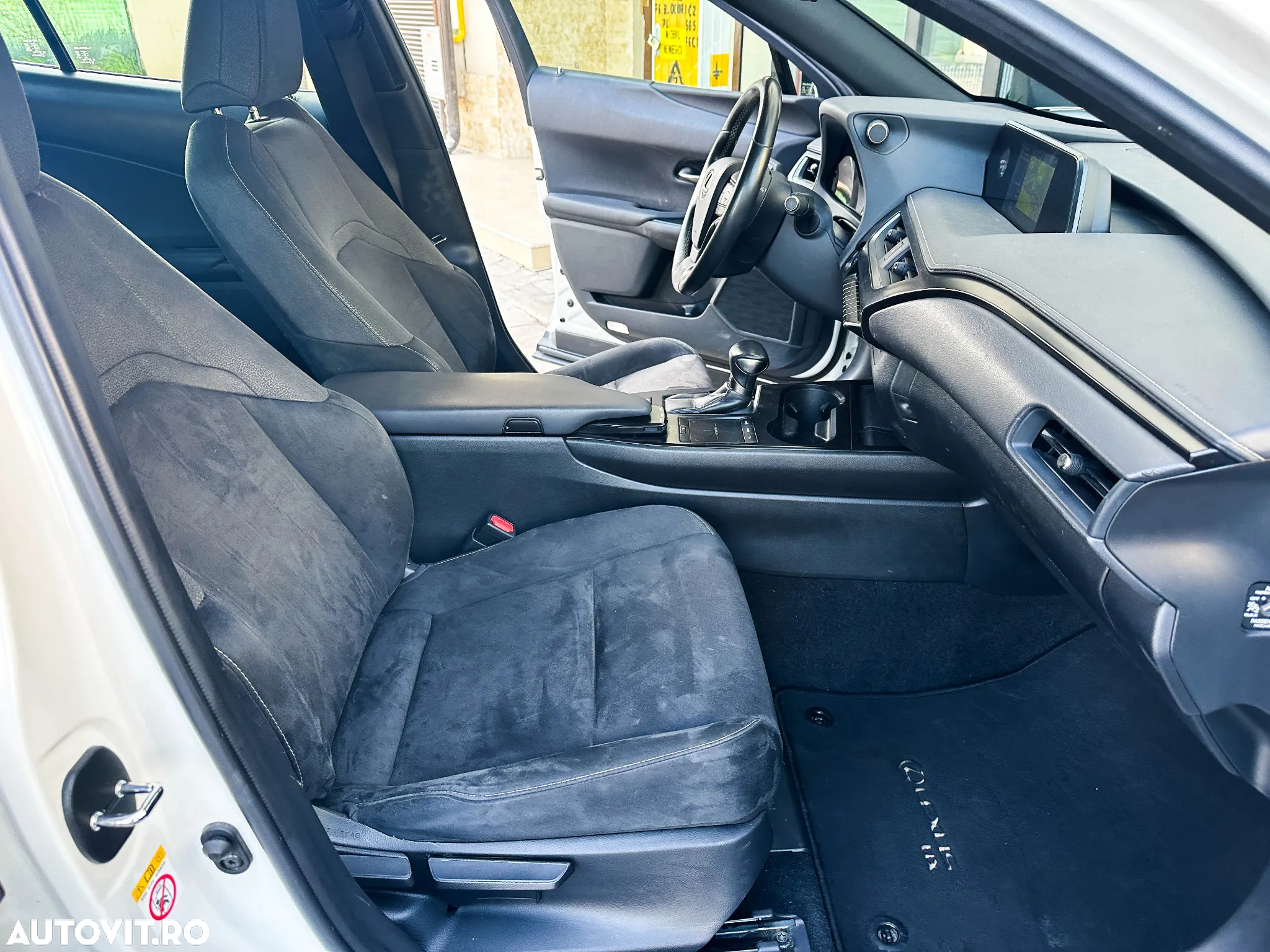 Lexus UX 250h 2.0L HEV 20H- (178 HP) 4X2 CVT Executive - 12