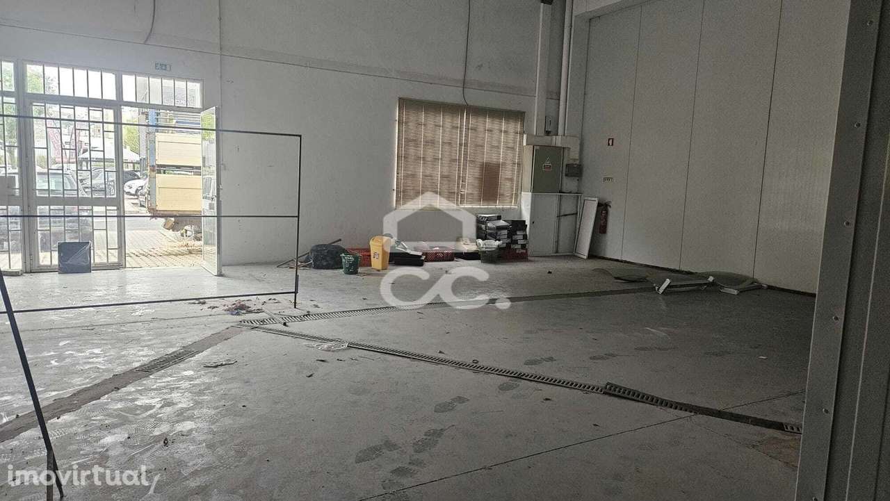 Armazém situado no parque industrial - Grande imagem: 5/12