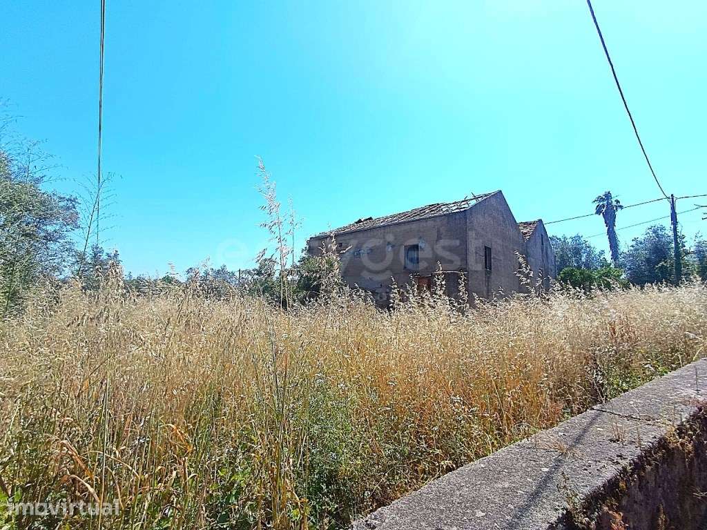 Moradia T4 com anexos inserida em lote de 1000m2 com furo de agua - Grande imagem: 2/39