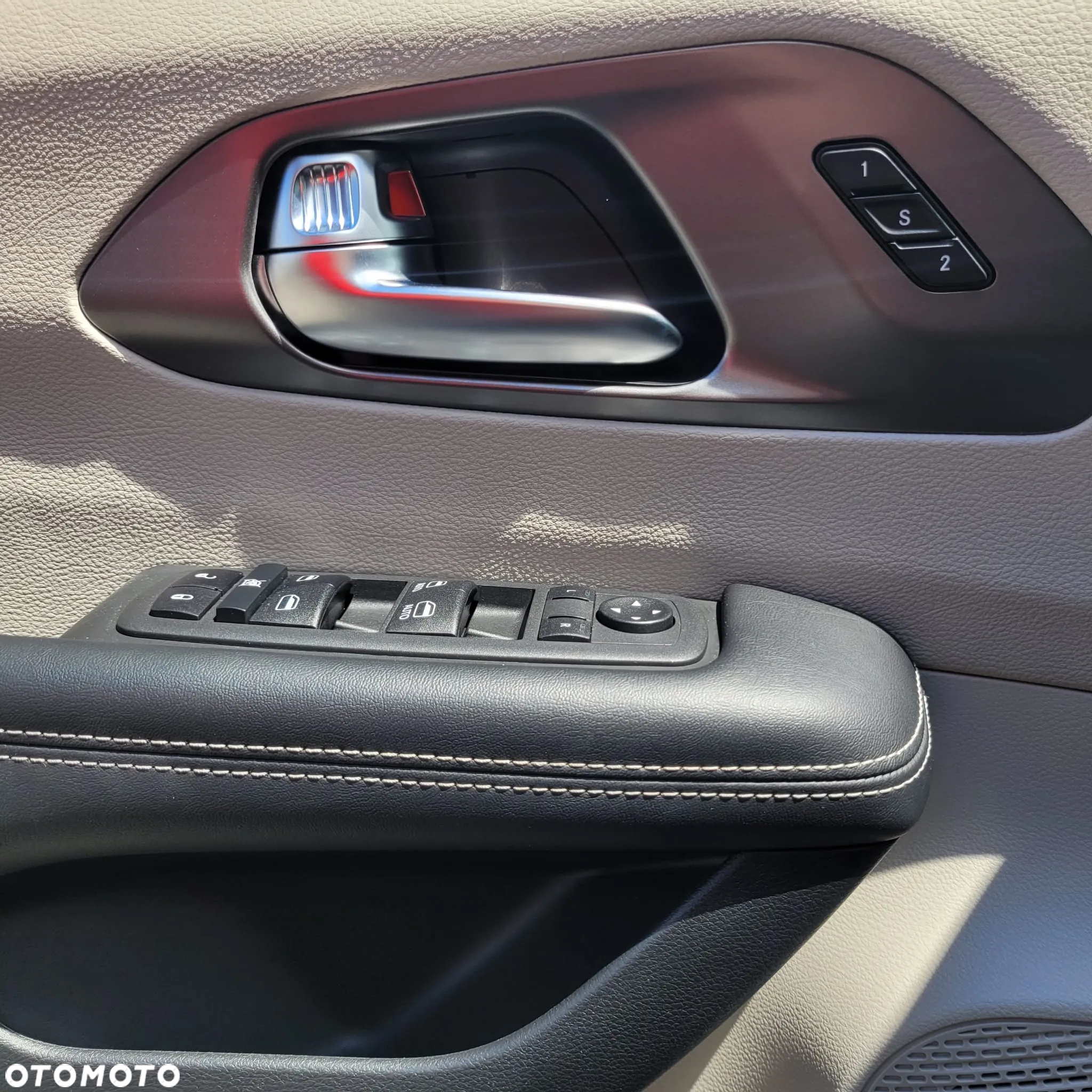 Chrysler Pacifica - 8