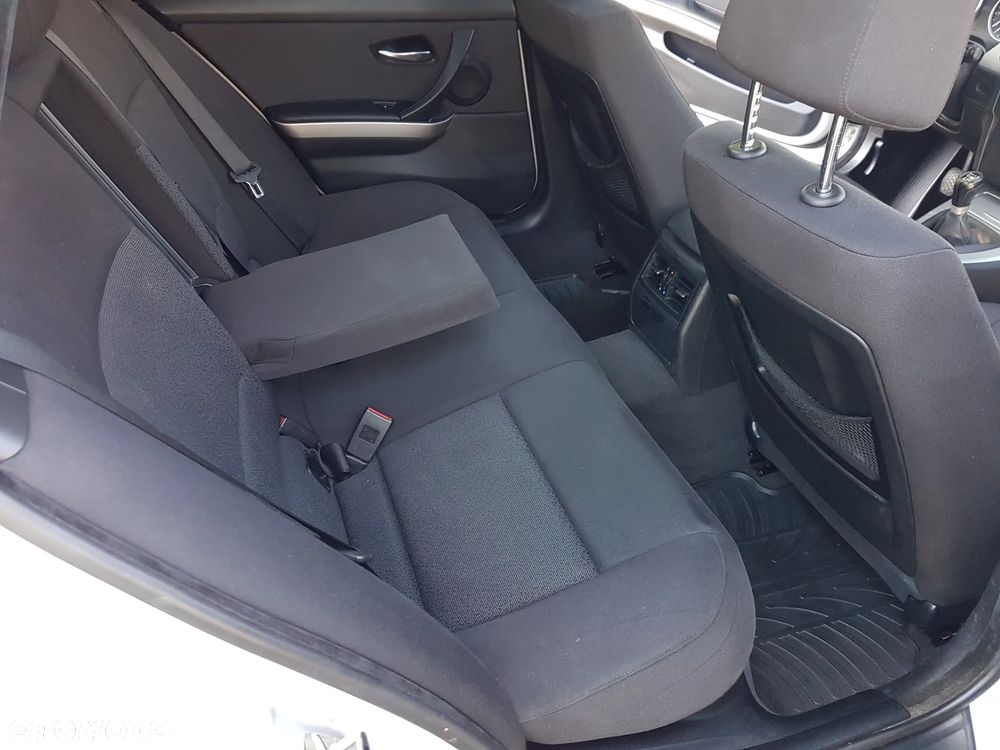 BMW Seria 3 325xi Touring - 17