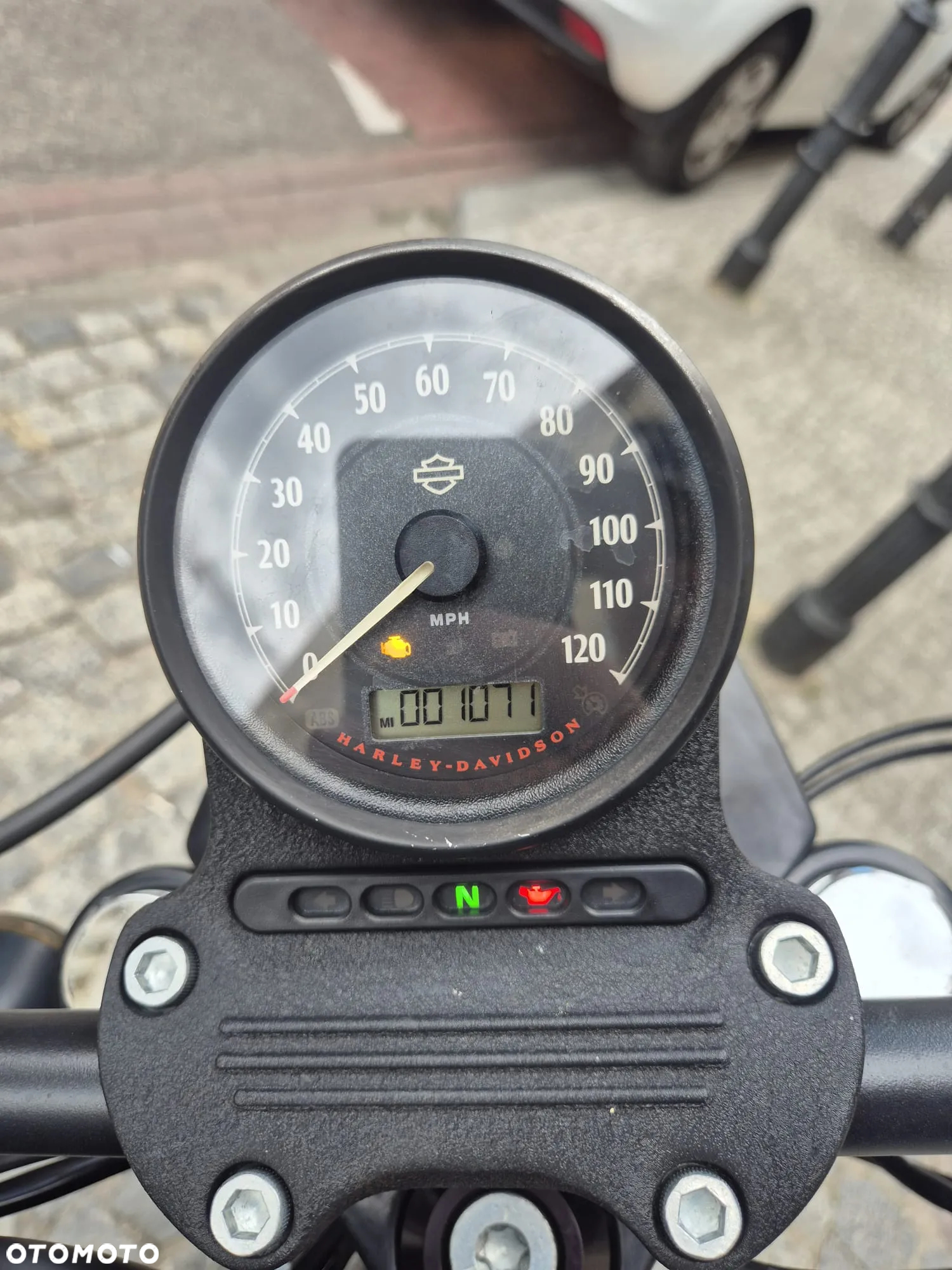 Harley-Davidson Sportster Iron 883 - 11