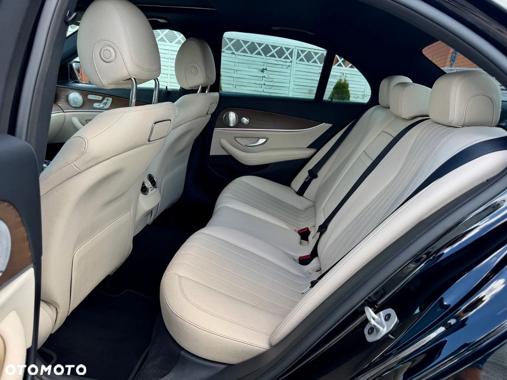 Mercedes-Benz Klasa E 300 9G-TRONIC AMG Line - 19