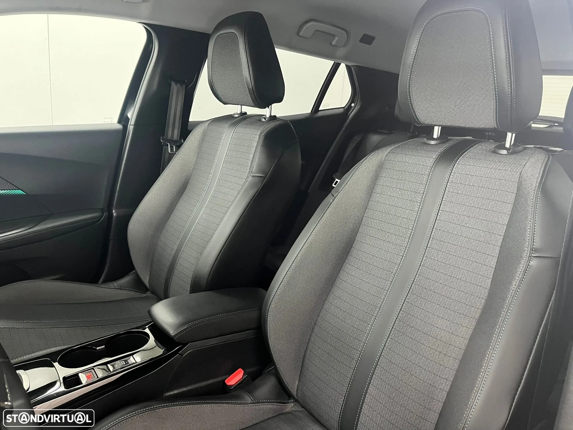 Peugeot 2008 1.2 PureTech Allure EAT8 - 5