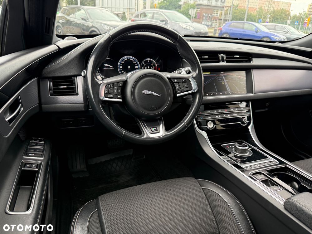 Jaguar XF 2.0 i4D R-Sport - 31