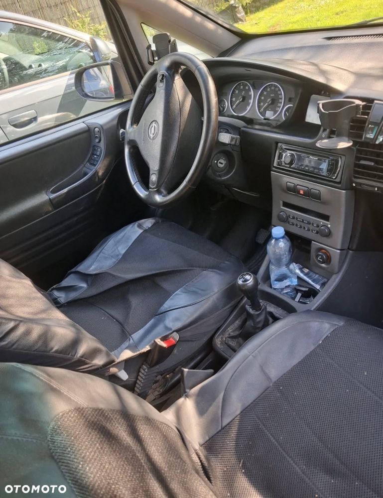 Opel Zafira 1.8 16V Comfort - 1