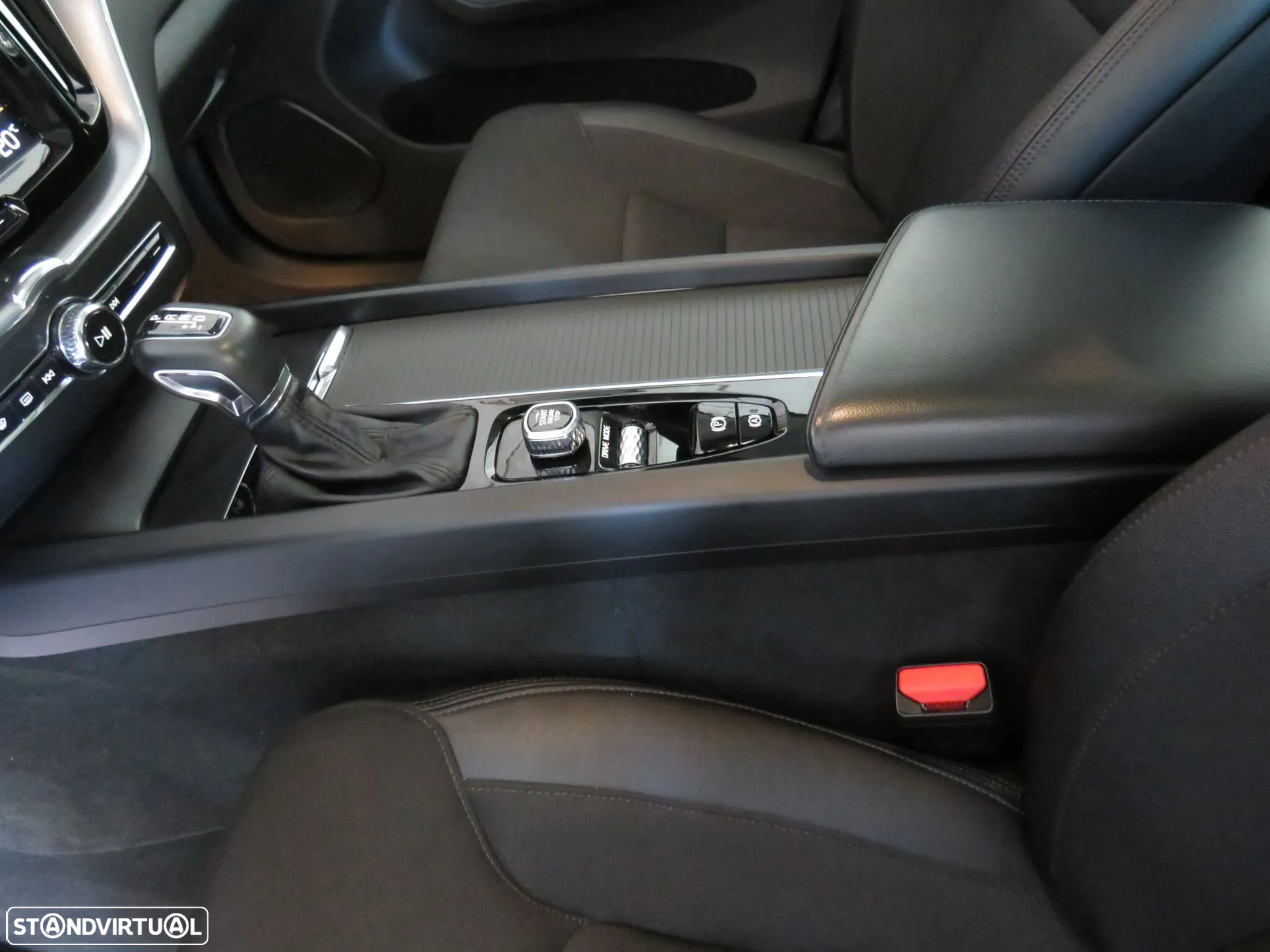 Volvo XC 60 2.0 D4 Momentum Plus Geartronic - 12